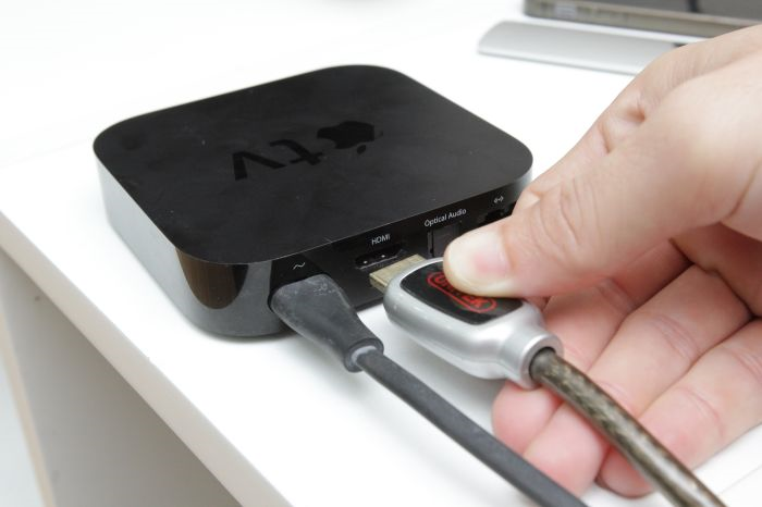 Cắm c&aacute;p HDMI v&agrave;o cổng HDMI tr&ecirc;n Apple TV